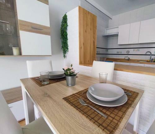 Agradable Adosado Con Terraza Y Piscina