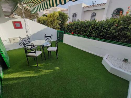 Agradable Adosado Con Terraza Y Piscina