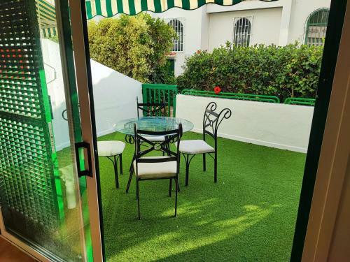 Agradable Adosado Con Terraza Y Piscina