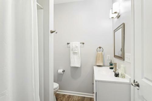 Hidden Palmetto: A Bright Home With Covered Patio!