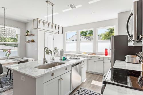 Hidden Palmetto: A Bright Home With Covered Patio!