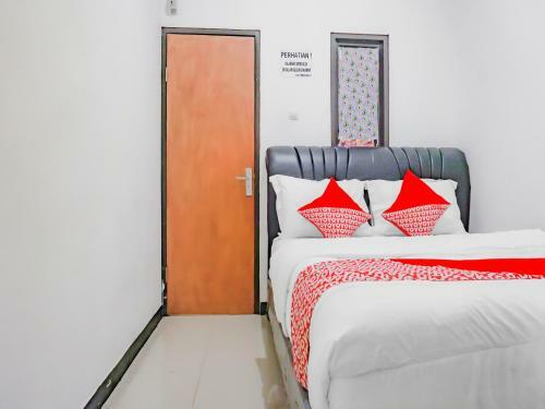Hotel Vaccinated Staff - Oyo 3965 Syariah Graha Kartika