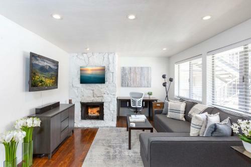 Updated 2 Br In Aspen Core - Short Walk To Gondola And Town!