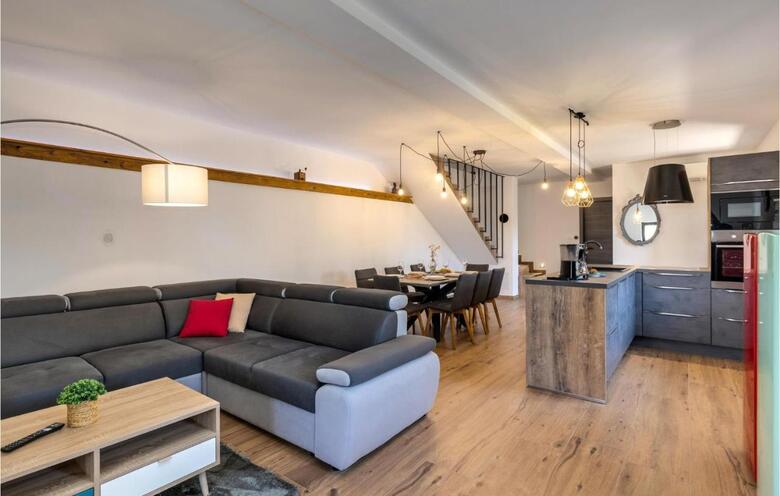 Nice Home In Bater With Jacuzzi, Wifi And 3 Bedrooms