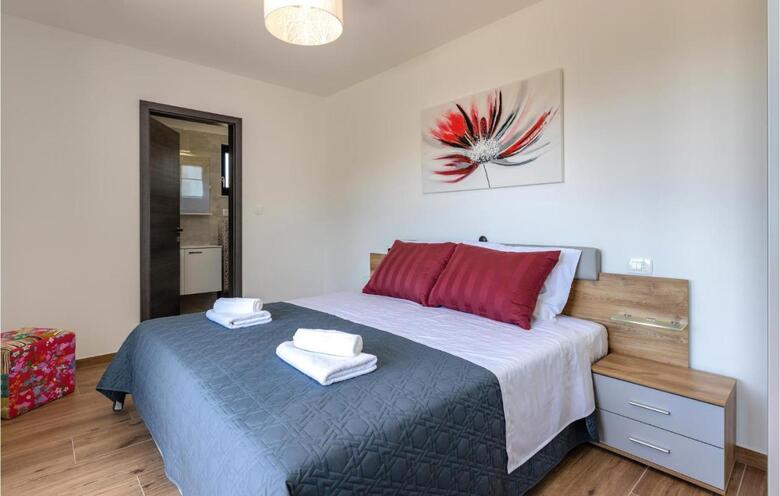 Nice Home In Bater With Jacuzzi, Wifi And 3 Bedrooms