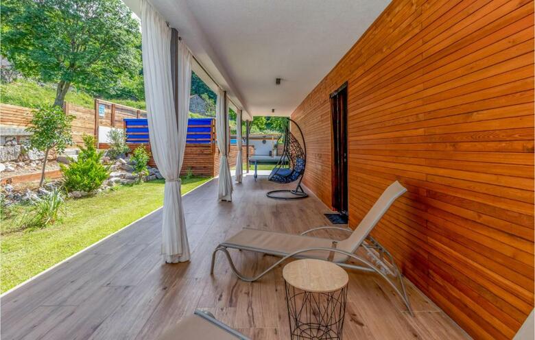 Nice Home In Bater With Jacuzzi, Wifi And 3 Bedrooms