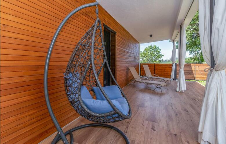 Nice Home In Bater With Jacuzzi, Wifi And 3 Bedrooms