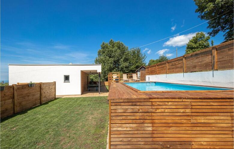 Nice Home In Bater With Jacuzzi, Wifi And 3 Bedrooms