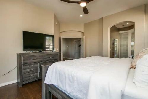 Fabulous 4-bdrm Wbreathtaking Views & Pool