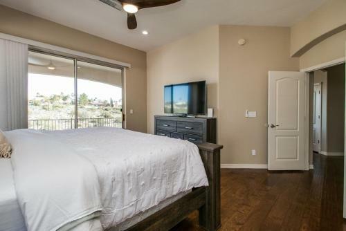 Fabulous 4-bdrm Wbreathtaking Views & Pool