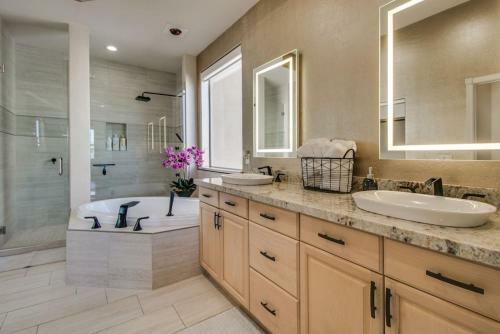 Fabulous 4-bdrm Wbreathtaking Views & Pool