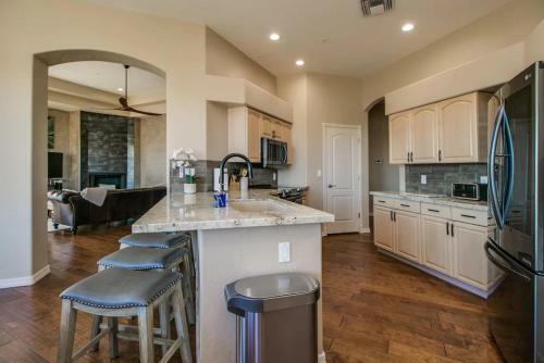 Fabulous 4-bdrm Wbreathtaking Views & Pool