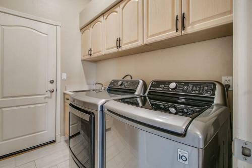 Fabulous 4-bdrm Wbreathtaking Views & Pool