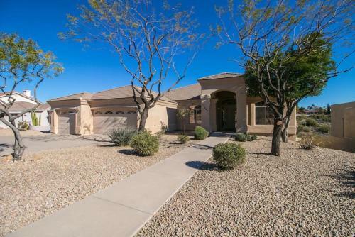Fabulous 4-bdrm Wbreathtaking Views & Pool