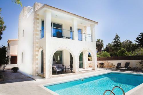 Lighthouse Villa, Central & Close To Beach