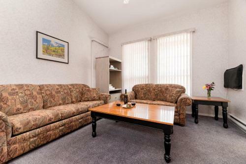 Cozy Fairmont Hot Springs 1br Condo