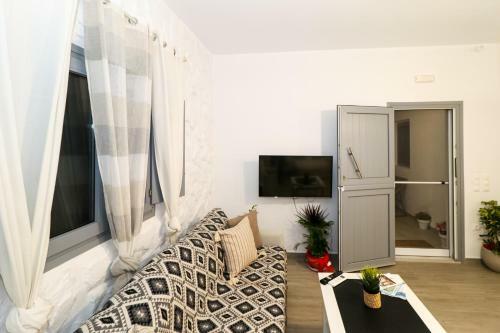 Cycladic Home On The Hill With Beautiful Views!!