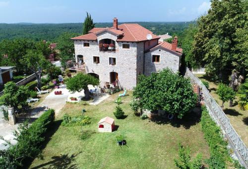 Hostal Holiday House Lena