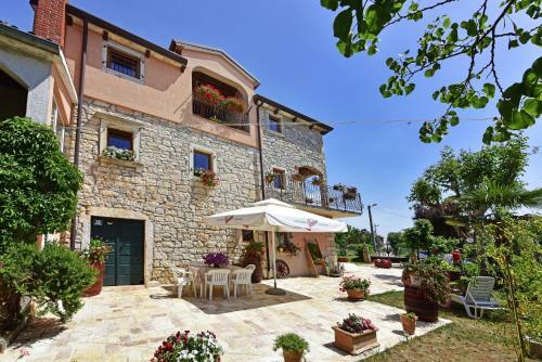 Hostal Holiday House Lena