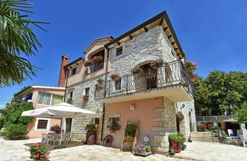 Hostal Holiday House Lena