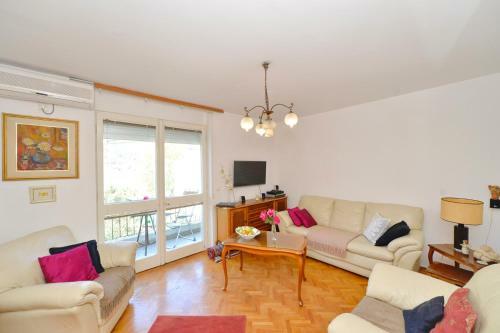 Sea View Apartment, Free Parking, Great Location