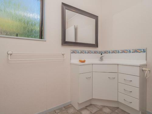 Seashells Bach - Whangamata Holiday Home