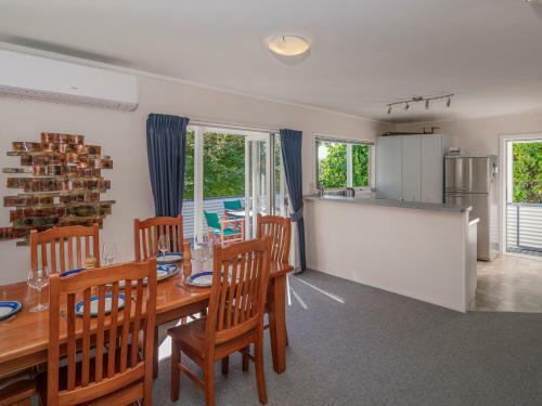Seashells Bach - Whangamata Holiday Home