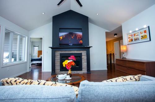 Luxury Mountain Lodge, 3-bed 3-bath, A Min To Lake