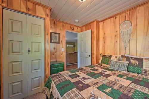Pine Angry Skunk Cabin With Outdoor Oasis!