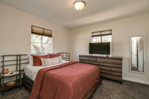 Mid-century Melrose 3bdrm Vintage Vibe With Pool