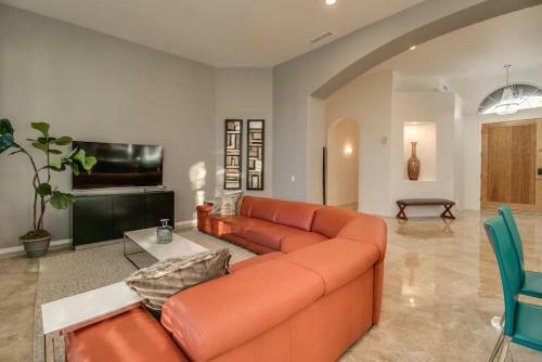 Amazing 4 Bedroom Retreat With Heated Pool