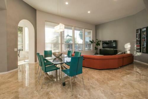 Amazing 4 Bedroom Retreat With Heated Pool