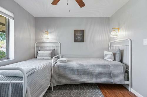 The Comforts' Inn: Desert Oasis