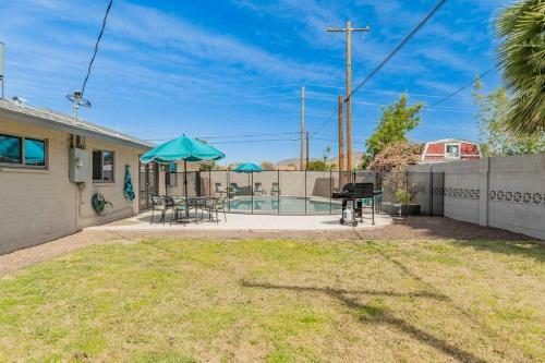 The Comforts' Inn: Desert Oasis
