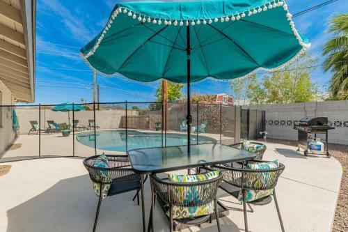 The Comforts' Inn: Desert Oasis