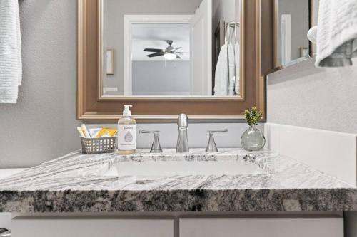 The Comforts' Inn: Desert Oasis