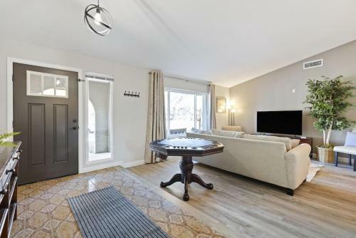 Modern And Stylish Remodeled 4 Bdrm W Htd Pool