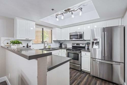 Beautiful Newly Remodeled 2-bdrm Biltmore Condo