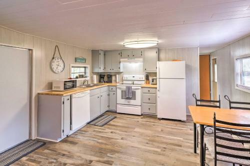 Cute And Cozy Greers Ferry Lake Abode With Deck!