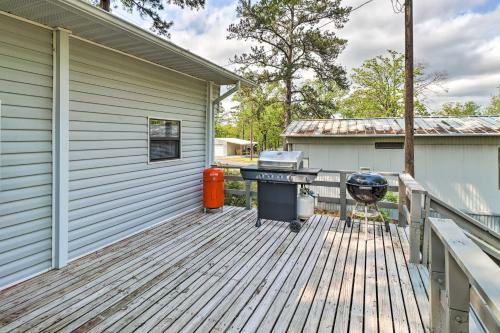 Cute And Cozy Greers Ferry Lake Abode With Deck!