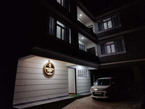 Hotel The Royal Crest