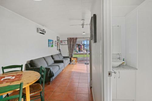 Pio Beach Shack - Bowentown Holiday Home