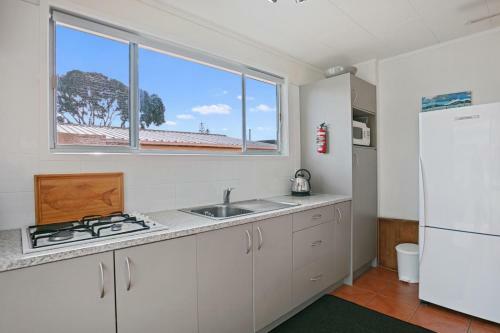 Pio Beach Shack - Bowentown Holiday Home