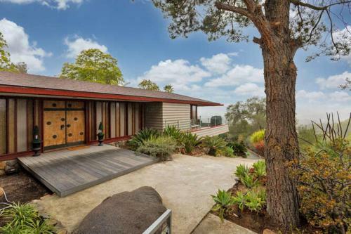 Hilltop Retreat, Main House
