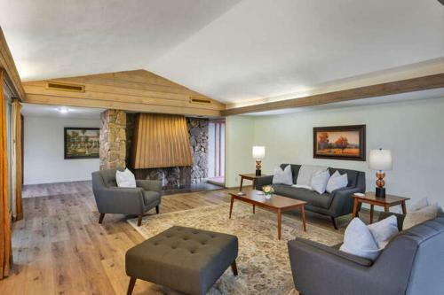 Hilltop Retreat, Main House