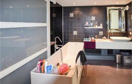 Awesome Apartment In Avignon With Wifi And 2 Bedrooms