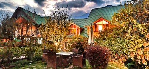 Meraki Cottages