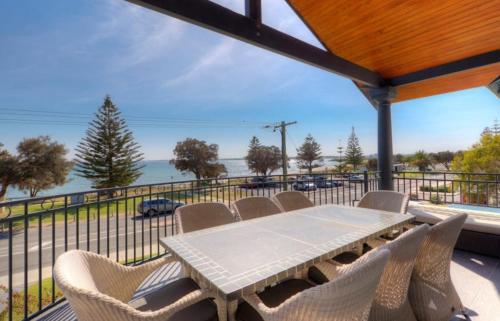 *new* Exclusive Beachfront Home With Pool & Views