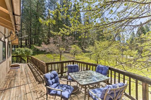 Vibrant Weaverville Escape With Deck And Creek!