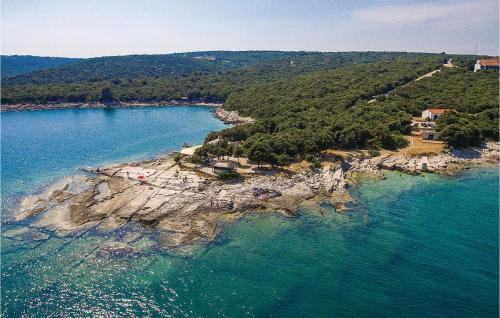 Beautiful Home In Peruski With Wifi And 4 Bedrooms